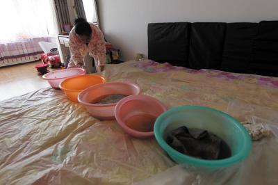 西华楼上漏水，住户失联，小区没物管，业主维权难！律师来支招……
